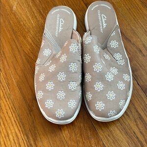 Clarks Women’s 7.5 Beige Floral Slip-On Shoes
